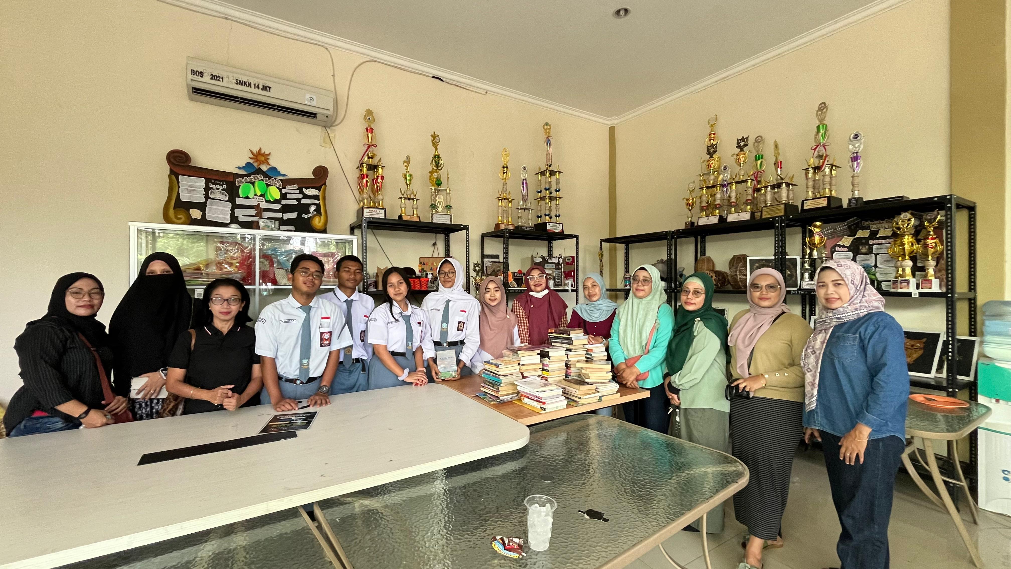 ADIWIYATA SMKN 14 DORONG PENGHIJAUAN LEWAT PENGUMPULAN TANAMAN - Foto 2